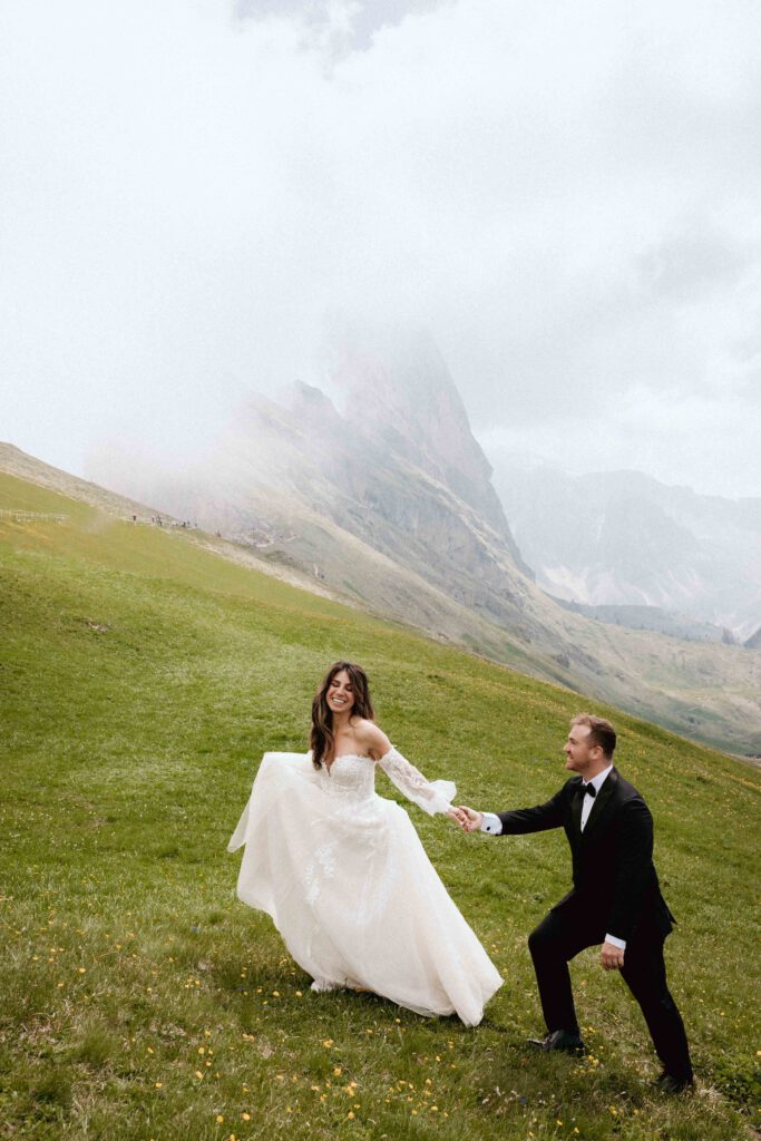 Heiraten mit Blick auf die Seceda in den Dolomiten