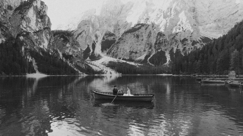 Heiraten mit Bergpanorama in den Dolomiten am Pragser Wildsee