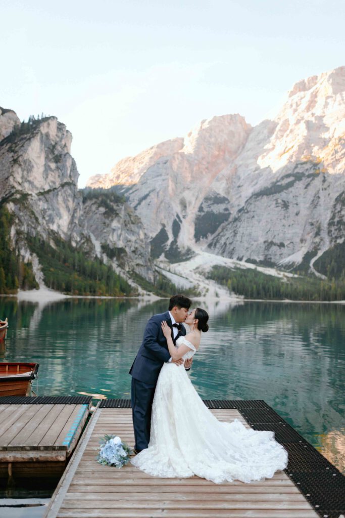 Heiraten mit Bergpanorama in den Dolomiten am Pragser Wildsee